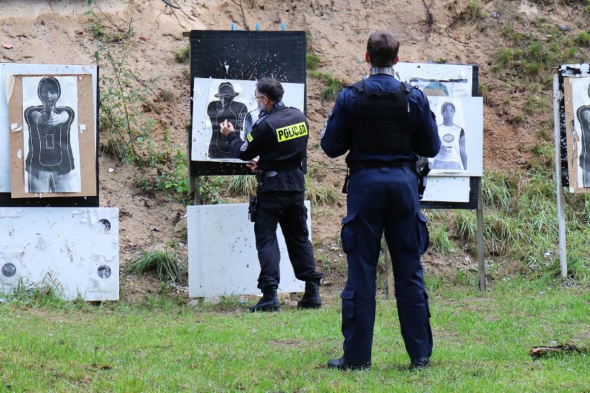 Tak strzelają policjanci z Bytowa. Szkolenie na strzelnicy z doskonalenia technik | ZDJĘCIA+WIDEO