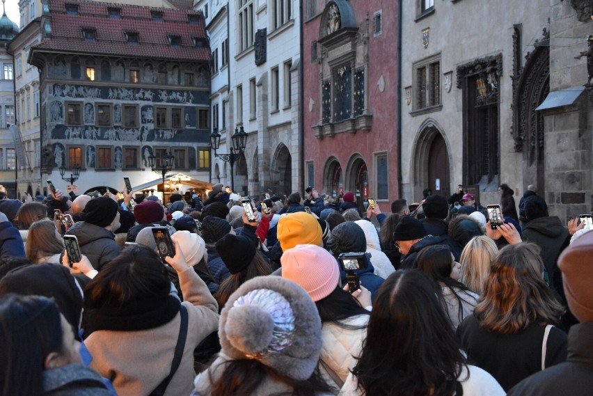 Praga. W tym miejscu tuż przed pełną godziną zbierają się...