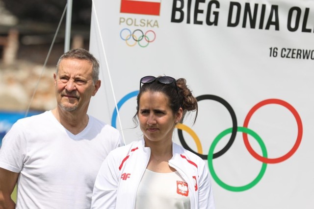 Wioślarka Maria Sajdak w towarzystwie innego olimpijczyka, szermierza Mariana Sypniewskiego