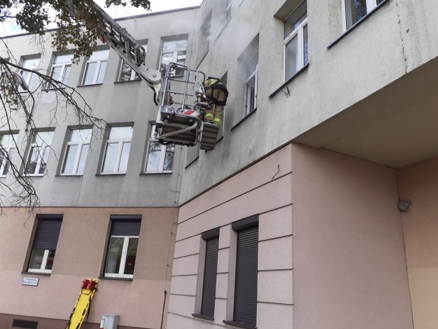 Rozwścieczony interesant wszczął awanturę i wzniecił pożar w budynku sanepidu w Aleksandrowie Kujawskim [zdjęcia z ćwiczeń]