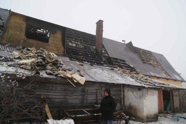 Pożar zaczął się od nieszczelnego komina w starym drewnianym budynku