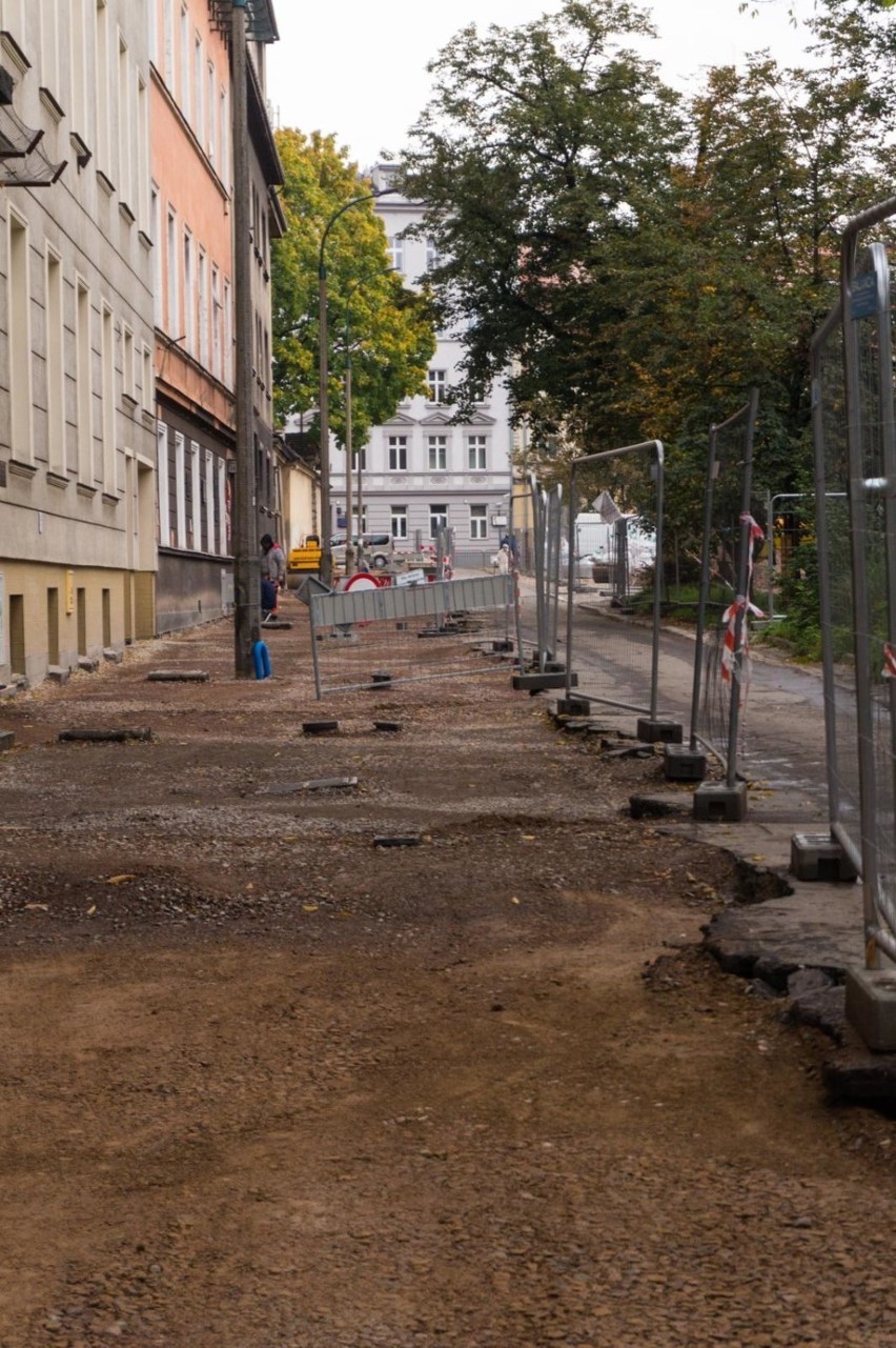 Kraków. Trwa przebudowa placu Biskupiego. Zobacz jak postępują prace [ZDJĘCIA]