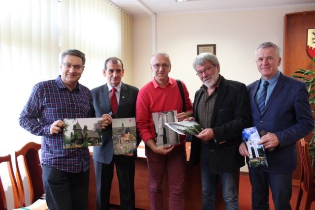 Na konkurs wpłynęło 25 prac. Nie było problemu ze wskazaniem najlepszej fotografii. To zdjęcie Hanny Kulągowskiej-Puzio z Koronowa. Nagrodzone zdjęcie przedstawia kościół pw. św. Andrzeja, „strzelony” z Góry Łokietka. Arcyciekawą fotografię przedstawiającą drewniany kościółek we Włókach przesłał na konkurs Waldemar Gąsiorowski z Bydgoszczy. I to zdjęcie otrzymało drugą nagrodę. Trzecią  za foto mostu kolejki wąskotorowej w Koronowie otrzymał Jacek Całbecki z Bydgoszczy, lat... 13.  

Jurorzy konkursu fotograficznego na „Najpiękniejsze zabytki powiatu bydgoskiego”.