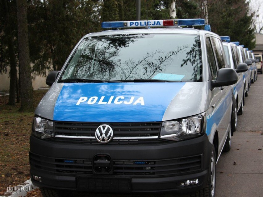 Policja zakupiła 100 VW T6 - czy godnie zastąpią model T4? Auta trafiły już do komend [WIDEO]