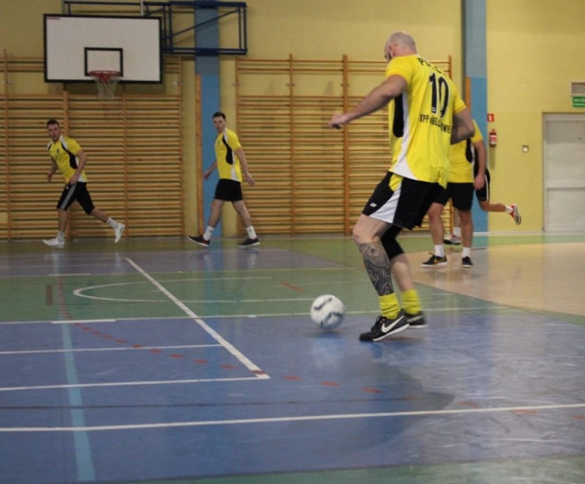 Halowy Turniej Piłki Nożnej o Puchar Komendanta Powiatowego Policji w Poddębicach 2023 rozegrano w Uniejowie. Rywalizowało 9 ekip ZDJĘCIA