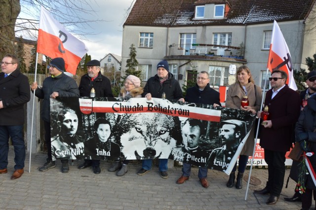 W Narodowy Dzień Pamięci Żołnierzy Wyklętych przedstawiciele lęborskich środowisk patriotycznych spotkali się przy rondzie Danuty Siedzikówny "Inki".