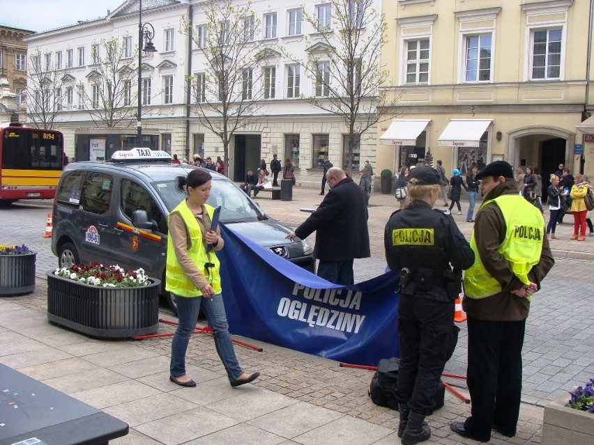 Śmiertelny wypadek na Krakowskim Przedmieściu. Kobieta wpadła pod taksówkę [ZDJĘCIA]