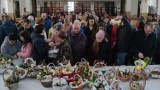 Wielkanoc 2022 w Piotrkowie: święcenie pokarmów. Piotrkowianie z koszyczkami wielkanocnymi ZDJĘCIA