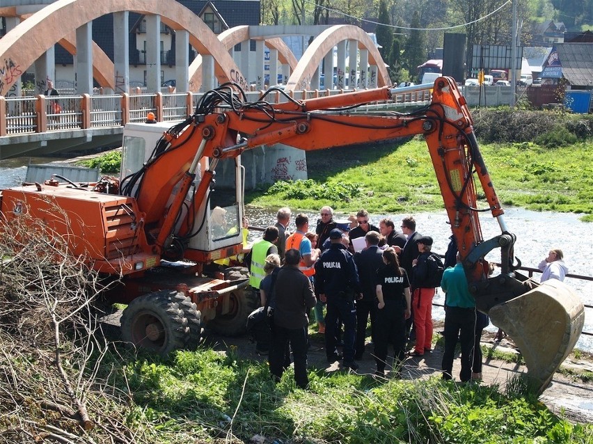 Most w Biały Dunajec: górale zablokowali koparkę. Znów interweniowała policja