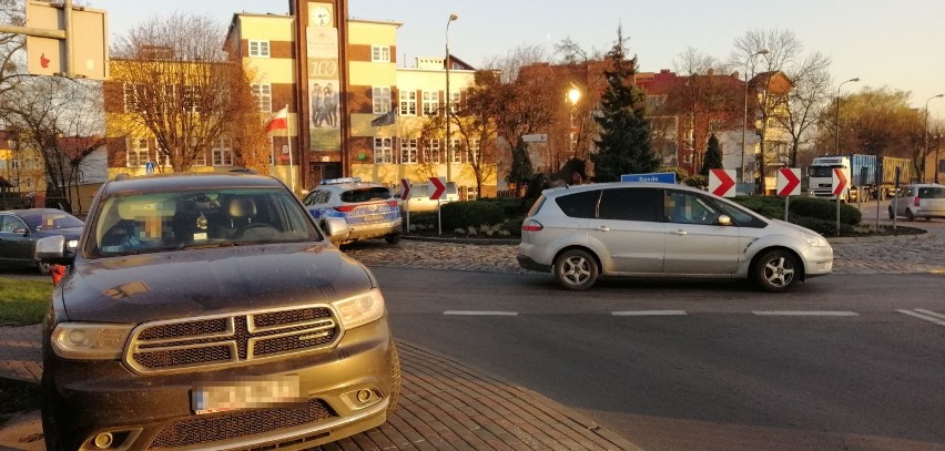 Potrącenie na ul. Daszyńskiego w Kwidzynie. 59-latka przechodziła po pasach, uderzył w nią samochód [ZDJĘCIA]