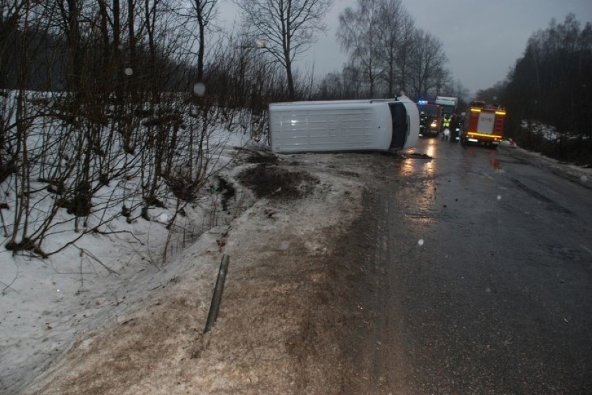 Borowina: Mercedes uderzył w drzewo i wpadł do rowu. Trzy osoby ranne