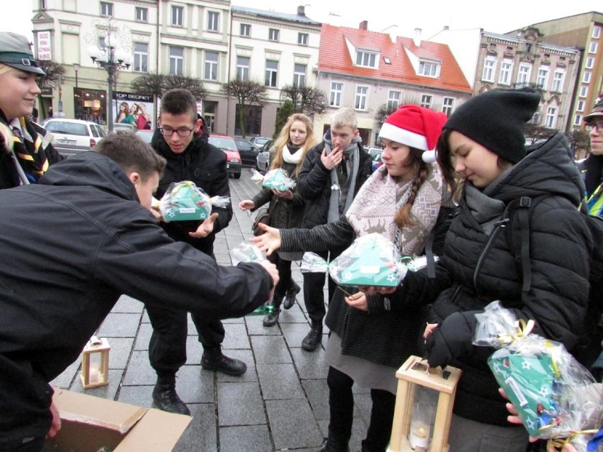 Harcerze rozdawali Betlejemskie Światło Pomocy.