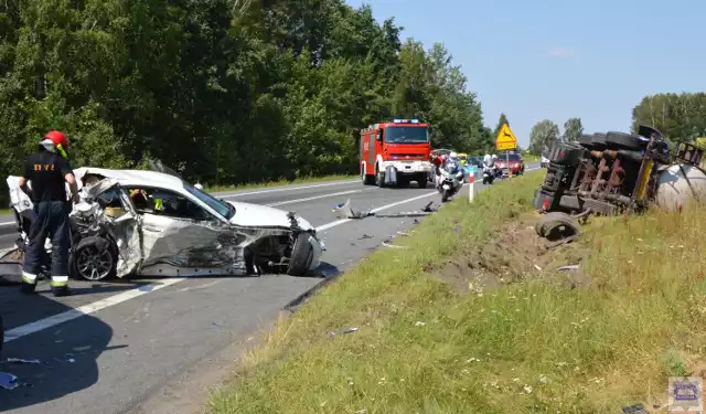 Wypadek na krajowej 11. Doszło do zderzenia osobowego BMW z dwoma ciężarówkami.