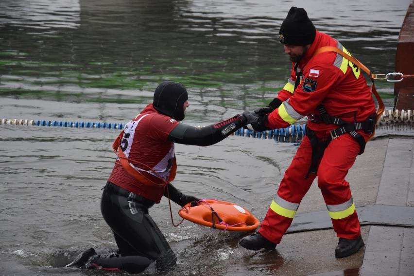 Spływ Twardzieli 2020. 18 śmiałków weszło do lodowatej Odry. Do pokonania mieli 15 km [zdjęcia, wideo]