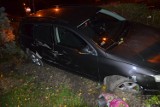 Wypadek na ulicy Diorowskiej w Dzierżoniowie. W nocy pijany kierowca spadł ze skarpy, skasował znak i płot 
