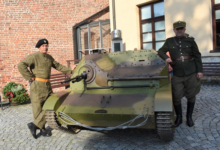 Czołg na dziedzińcu zamku w Oświęcimiu na otwarcie wystawy