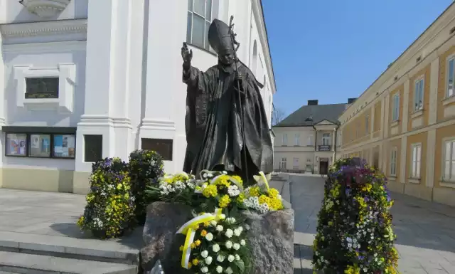 Obok bazyliki i muzeum Muzeum Dom Rodzinny Ojca Świętego Jana Pawła II  od 2006 r. stoi dwuipółmetrowy, wykonany z brązu, pomnik. Musi go zobaczyć każdy turysta odwiedzający Wadowice. To najpopularniejsze aktualnie miejsce robienia sobie "papieskiego selfie" w tym mieście. Przejdź dalej >>>