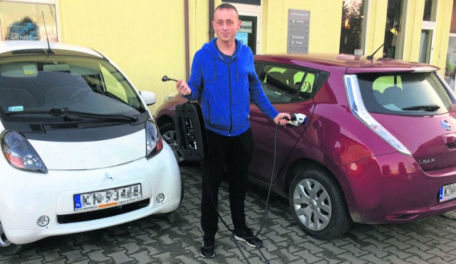 Leszek Gieniec jest jednym z nielicznych sądeczan, który korzysta z samochodów zasilanych prądem. Bardziej niż z darmowego parkingu byłby zadowolony ze stacji do ładowania pojazdów elektrycznych. - Ale cieszę się, że miasto zaczyna o nas myśleć - przyznaje