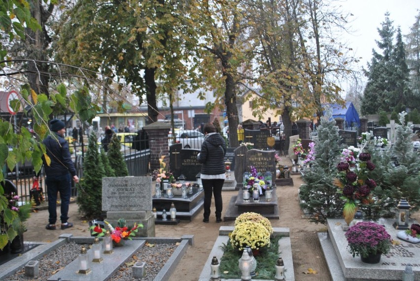 Wolsztyn: coraz więcej osób przychodzi na cmentarz przy ul.Lipowej