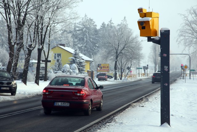 Żółty fotoradar jest widoczny już z daleka. Z całą pewnością robi zdjęcia