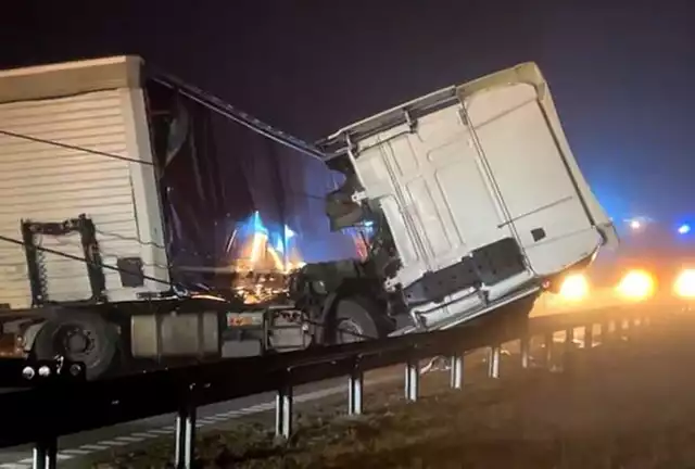 Wypadek na autostradzie A1 w miejscowości Starcza. Zderzyły się dwa samochody ciężarowe.