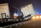 Wypadek na autostradzie A1 pod Częstochową. Droga zablokowana!  TIRy zderzyły się we mgle, kierowca jest ranny