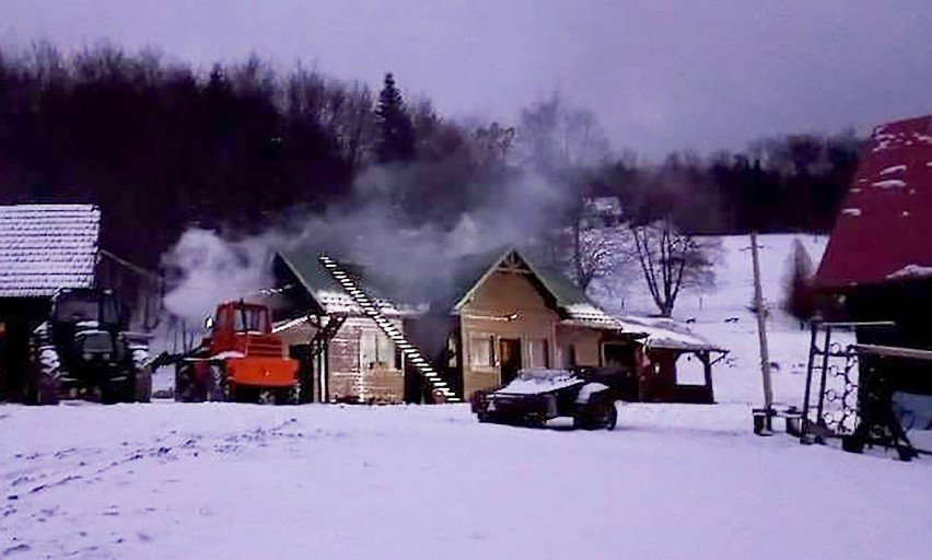 Nocna łuna nad Gorcami. Dom płonął w Szczawie. Strażackie wozy grzęzły w śniegu