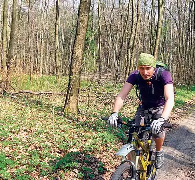 Droga rowerowej eskapady wiedzie także przez  Lasy Trzebiesławickie