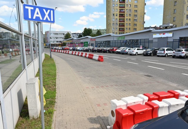 Drogowcy zapomnieli zlikwidować postój taksi na ulicy Czarnowskiej po przeniesieniu go na wyremontowany dworzec autobusowy.