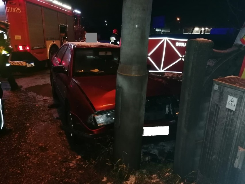 Nowy Tomyśl. Na ulicy Komunalnej samochód uderzył w słup. Kierowca auta zmarł.