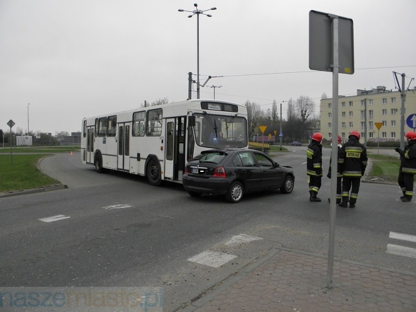 Wypadek Przy Kaszowniku w Toruniu. Dwie osoby odwiezione do szpitala.