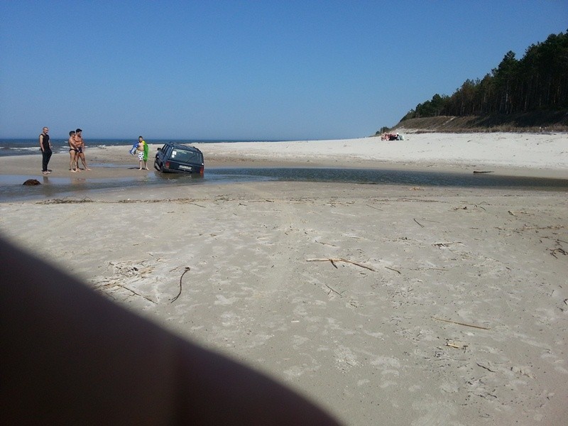 Dębki, okolice ujścia Piaśnicy. Wjechali samochodem na plażę. Auto prawie się utopiło