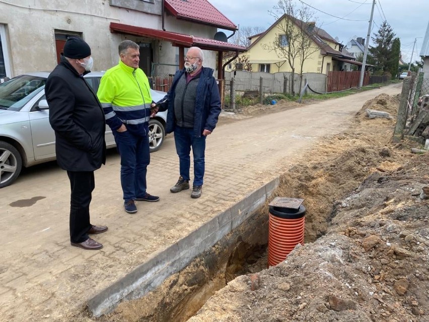 Gmina Cedry Wielkie. Trwa budowa sieci kanalizacyjnej w miejscowości Cedry Małe - Kolonia