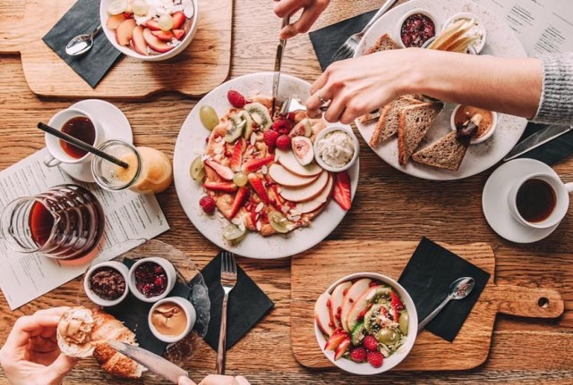 Rakowicka 17

Od 2014 roku serwują pyszne śniadania i lunche, przygotowywane codziennie ze świeżych, sezonowych składników. Na deser znajdziesz tu duży wybór różnorodnych, domowych, pysznych deserów i ciast oraz świeżych soków i smoothie. Wieczorami posiedzisz przy piwie z lokalnego browaru lub włoskim winie.