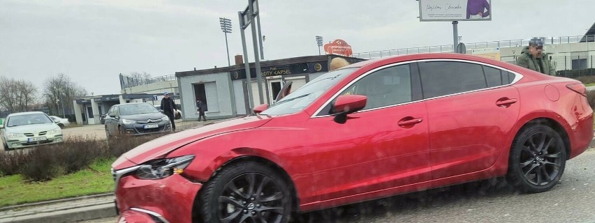 71-letni kierowca samochodu marki Mazda, podczas wjeżdżania...