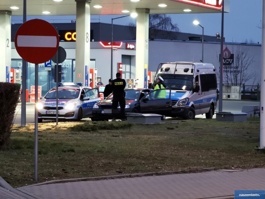 Akcja policji na ulicy Witosa we Włocławku. Zatrzymanie pijanego kierowcy [zdjęcia]