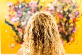 Jak dbać o włosy kręcone by były zdrowe i lśniące? Oto sprawdzone porady pielęgnacyjne [LISTA]