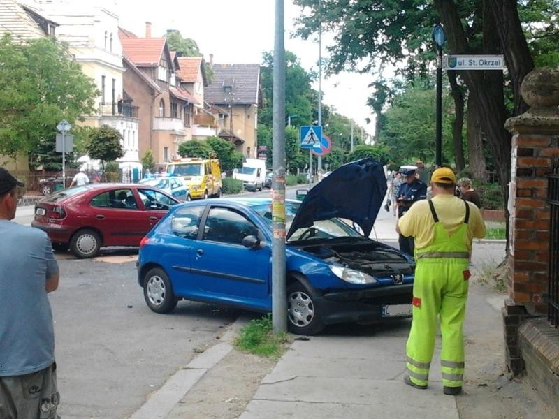 Zdjęcia z wypadku na skrzyżowaniu Okrzei - Rataja w Legnicy