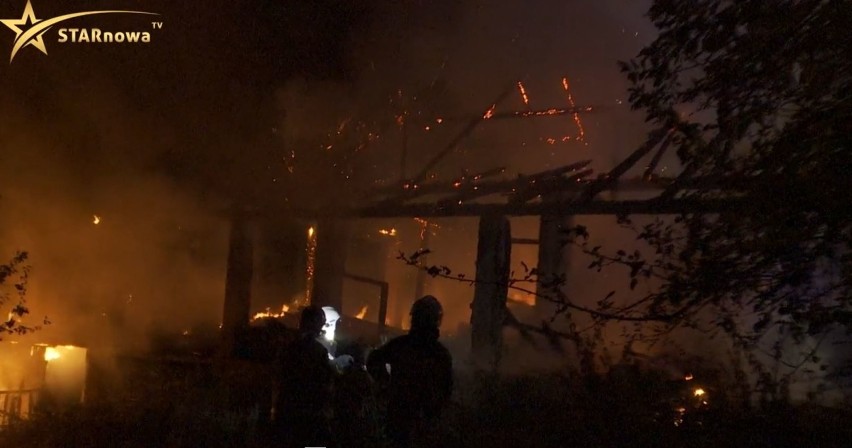 Kolejny pożar stodoły pod Tarnowem. Budynek spłonął doszczętnie [ZDJĘCIA]