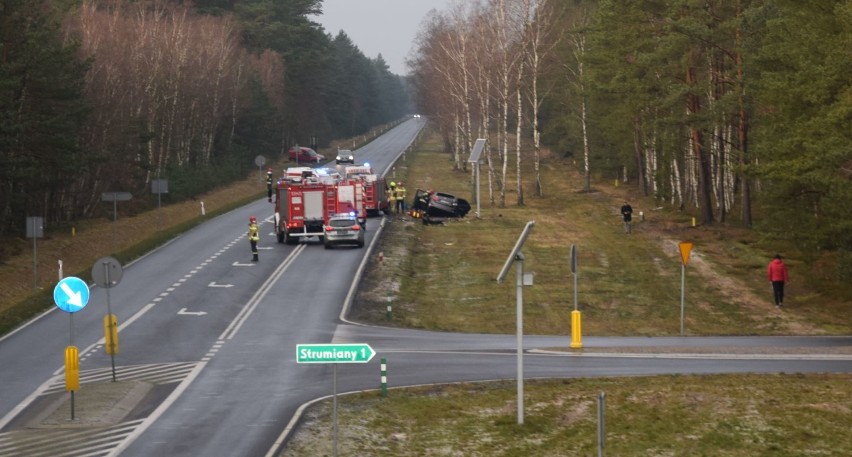 Czołowe zderzenie dwóch toyot na drodze Szczecin - Chociwel. Ranni kierowcy. Ruch wahadłowy ZDJĘCIA, WIDEO