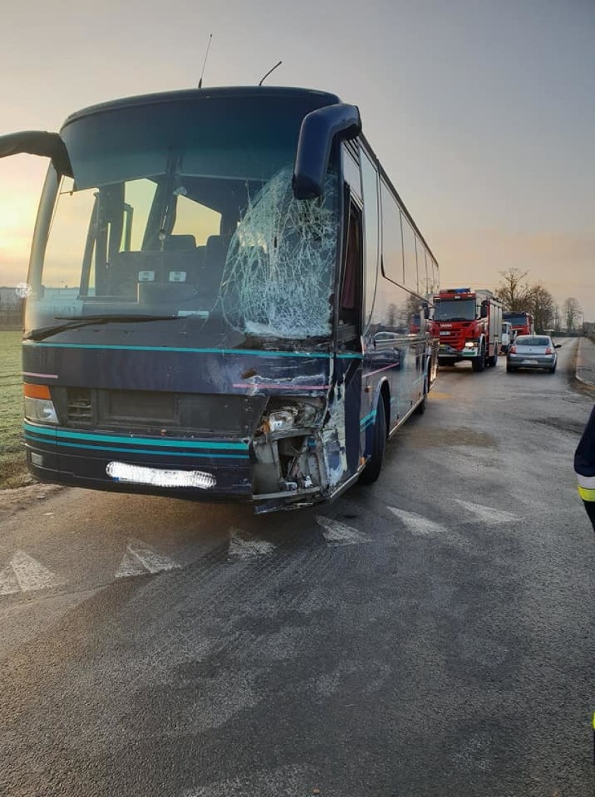 Wypadek w Skrzynkach koło Ujazdu. Zderzenie autobusu z samochodem ciężarowym [ZDJĘCIA]