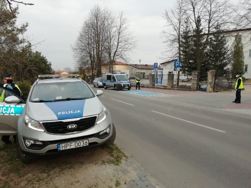 Koronawirus w Drzewicy. Zakończyła się ewakuacja pacjentów DPS w Drzewicy. Trafili do szpitali w Tomaszowie, Bełchatowie i Radomsku [FOTO]