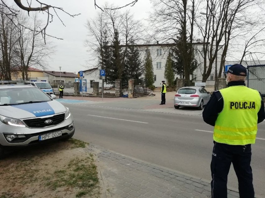 Koronawirus w Drzewicy. Zakończyła się ewakuacja pacjentów DPS w Drzewicy. Trafili do szpitali w Tomaszowie, Bełchatowie i Radomsku [FOTO]