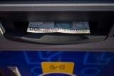 Tarnów. Ktoś zostawił gotówkę w bankomacie w Tarnowie. Policja szuka właściciela pieniędzy
