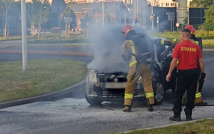 Pożar samochodu przy Galerii Amber w Kaliszu. ZDJĘCIA