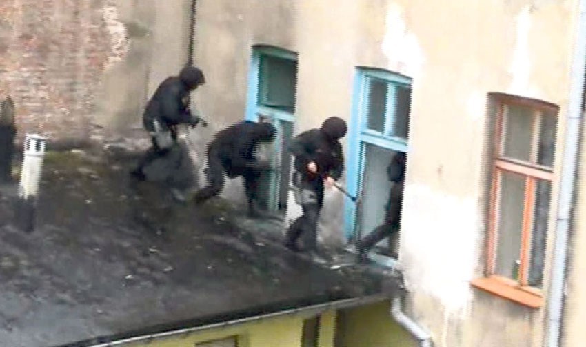 Uzbrojeni policjanci wdarli się do mieszkania z klatki...
