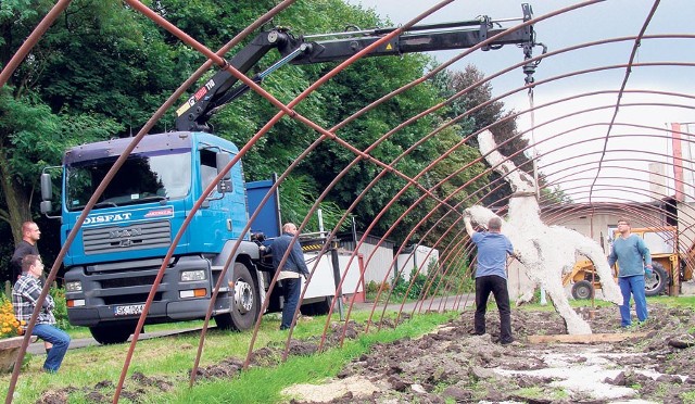 Pracownicy ZZM wyciągali rzeźby ciężkim sprzętem