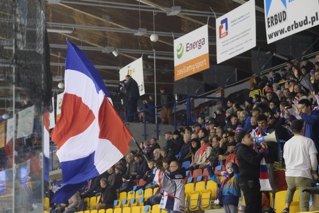 Słodki rewanż za porażkę w Gdańsku. KH Energa Toruń gładko rozprawiła się z Automatyką Gdańsk 4:0 (0:0, 0:2, 0:2).

Jak na derby przystało zaczęło się od trzęsienia zmieni. Po 10 minutach gry na lodzie wybuchła awantura z udziałem przynajmniej dziesięciu zawodników z obu stron. Potem też było ciekawie. Kibice oglądali żywy mecz z wieloma sytuacjami i paradami obu bramkarzy, z których lepszy okazał się Peter Spesny.

Bramkarz Automatyki musiał skapitulować, gdy strzelali Siemion Garszin, Jarosław Dołęga, Michał Kalinowski i Dmytro Demjaniuk.

ZOBACZCIE ZDJĘCIA Z LODU I TRYBUN >>>


Flesz - 12 listopad dniem wolnym od pracy. Kto pracuje?

