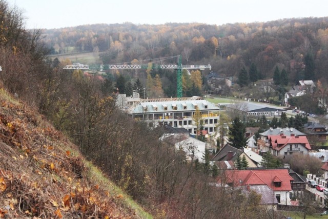 Nowa szkoła w Kazimierzu Dolnym - widok z Góry Trzech Krzyży. W tle tzw. szkoła kontenerowa