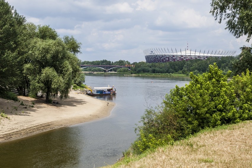 Życie nad Wisłą umiera. Miały być knajpy, na razie wieje pustką